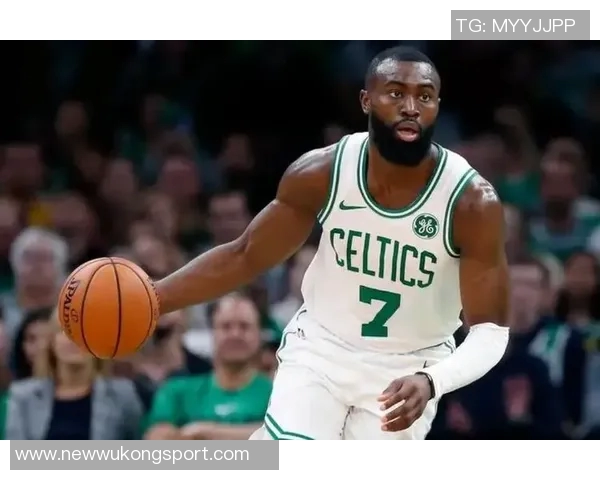 杰伦布朗半场火力全开15投10中狂砍24分3篮板3助攻展现超强实力