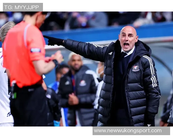 海港新闻官分享球队全家福穆斯卡特居中六名外援齐聚一堂