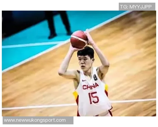 曾令旭点评杨瀚森首秀表现称其需时间适应国内篮球环境